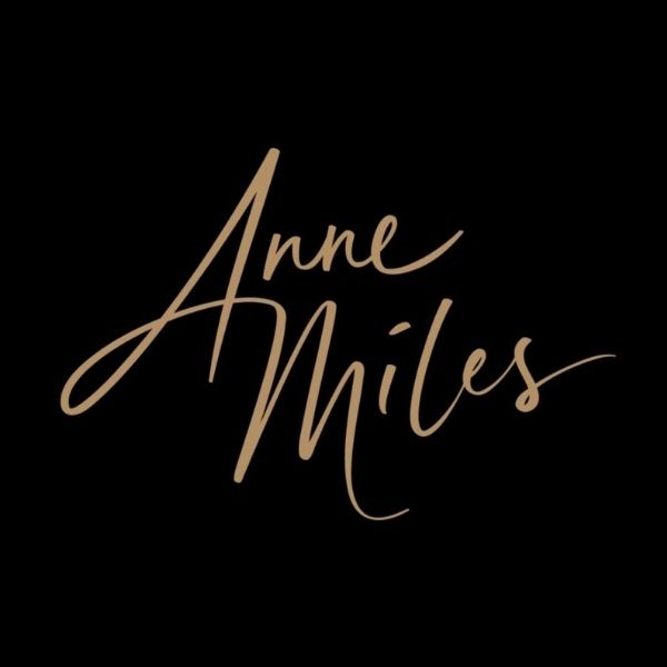 Anne Miles, Medium 